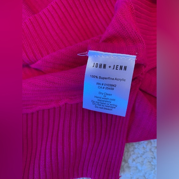 John & Jenn Lightweight V Neck Long Sleeve - Picture 6 of 9